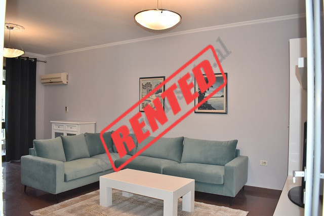 Apartament 2+1 me qira ne rrugen Hoxha Tahsim ne zonen e Pazarit te Ri ne Tirane.
Pozicionohet ne k